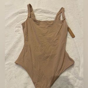 BNWT SKIMS FITS EVERYBODY BODYSUIT SQUARE NECK SLEEVE LESS COLOR CLAY SIZE SMALL